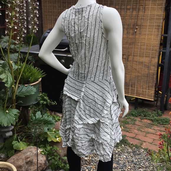 COMFY Sleeveless Crinkle Dress in Black & White - Picture 4 of 8